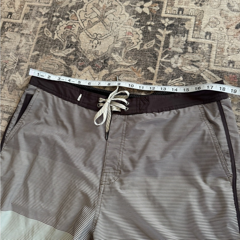 Vuori Board Shorts, Size 36 - Picture 4 of 15